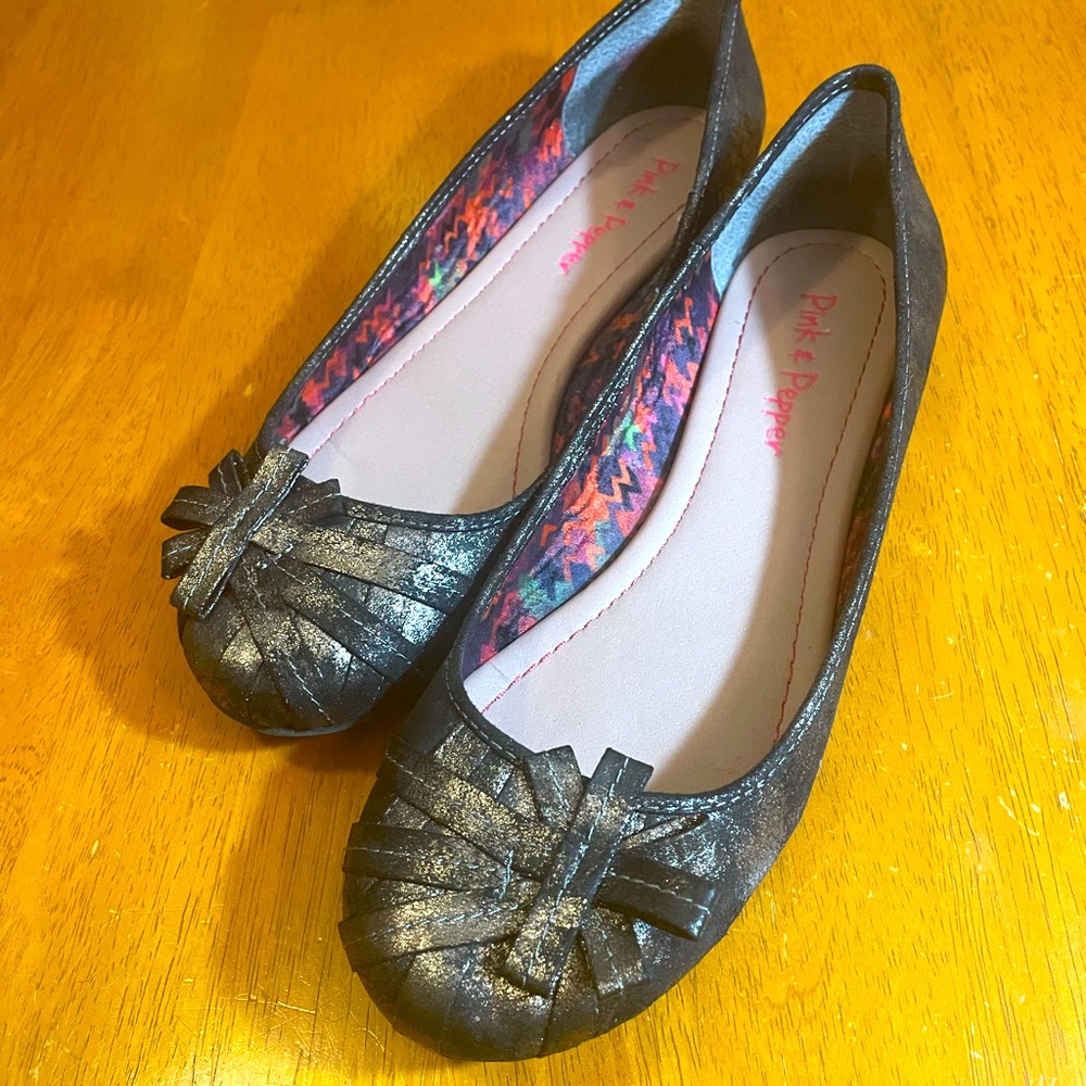 New with tags pewter-colored Pink and Pepper flats with bow size 10